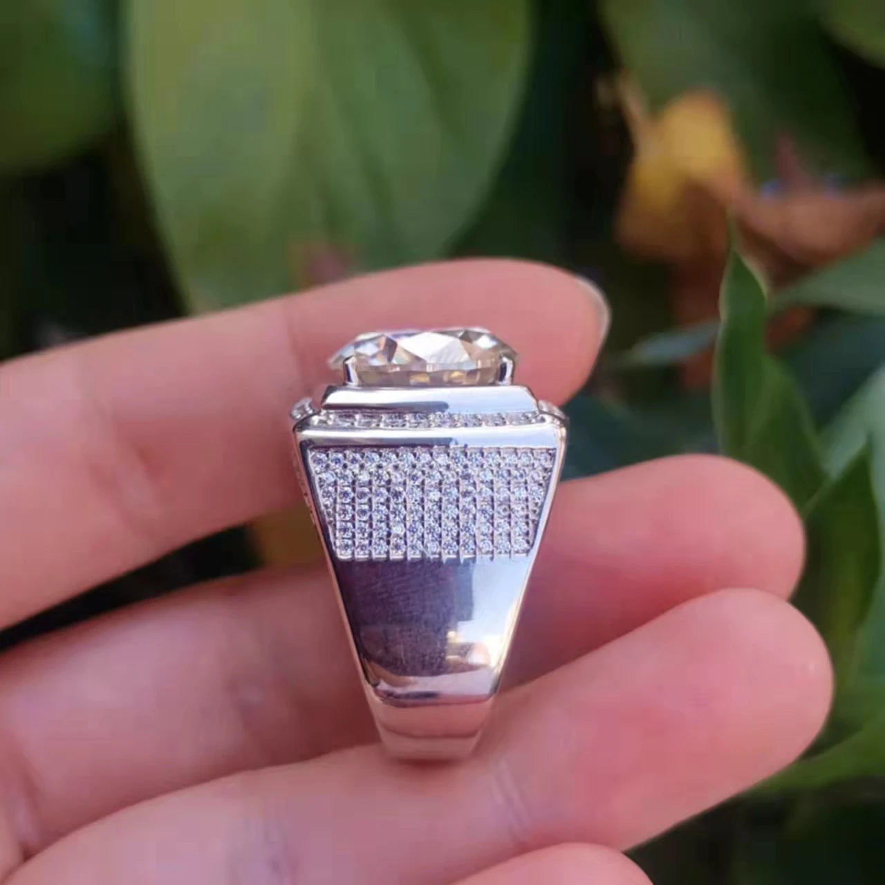 LUMINA Royal Moissanite Ring – 10CT VVS Brilliance