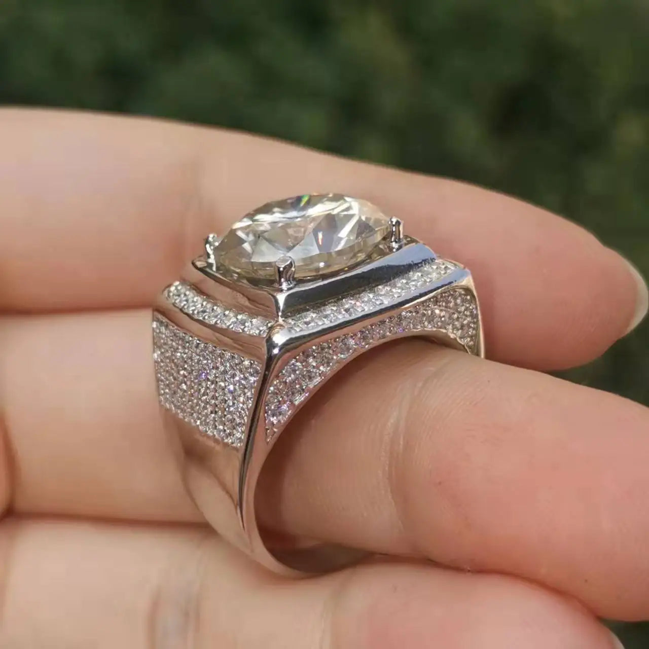 LUMINA Royal Moissanite Ring – 10CT VVS Brilliance