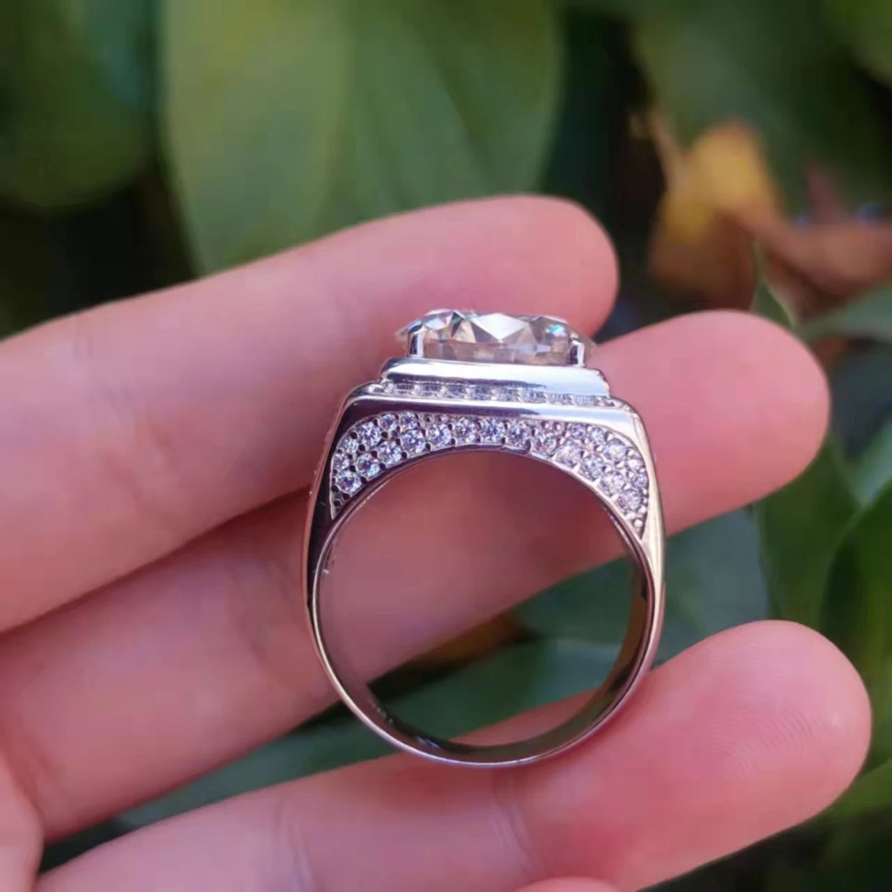 LUMINA Royal Moissanite Ring – 10CT VVS Brilliance