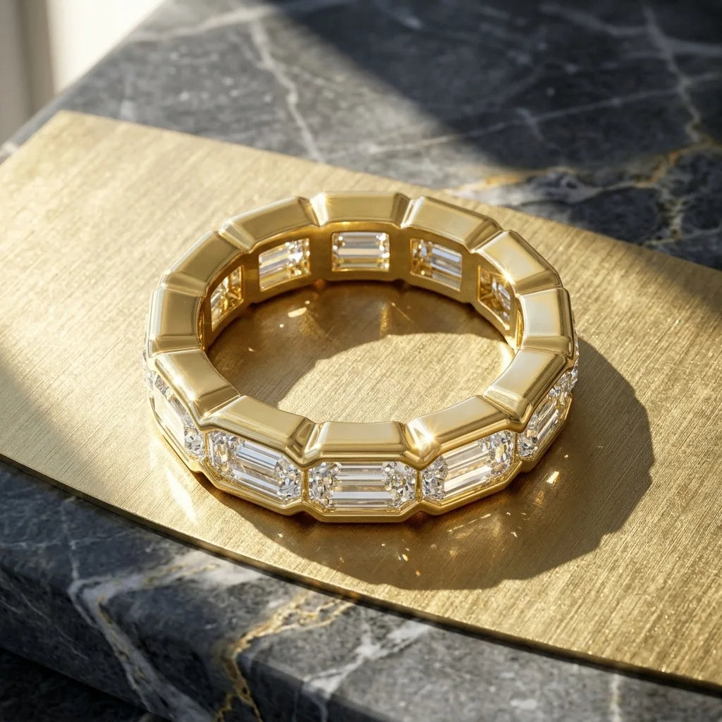 LUMINA™ Luxury Emerald Cut Moissanite Ring – 925 Sterling Silver Eternity Wedding Band טבעת יוקרה מוסונייט בחיתוך אמרלד – כסף סטרלינג 925 דגם איטרניטי לחתונה