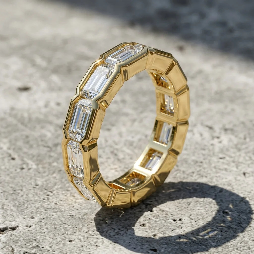 LUMINA™ Luxury Emerald Cut Moissanite Ring – 925 Sterling Silver Eternity Wedding Band טבעת יוקרה מוסונייט בחיתוך אמרלד – כסף סטרלינג 925 דגם איטרניטי לחתונה