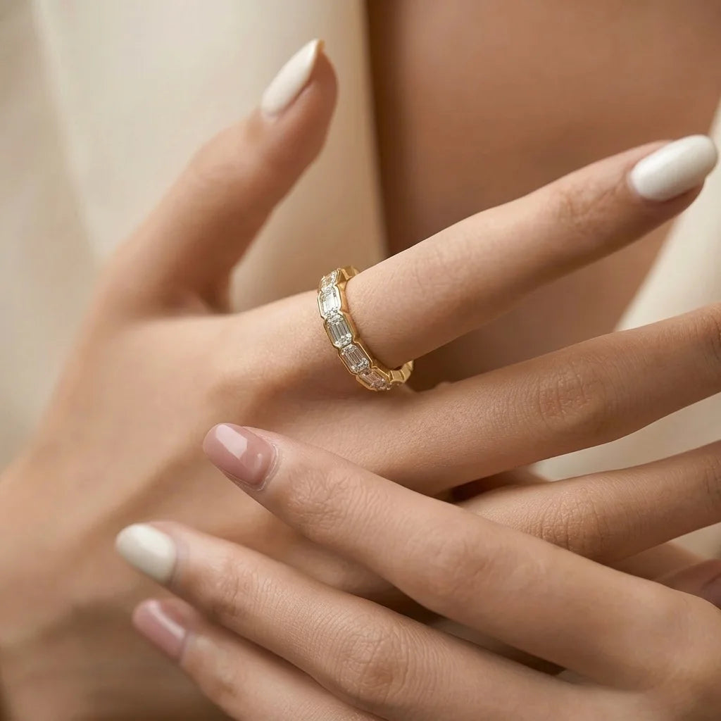 LUMINA™ Luxury Emerald Cut Moissanite Ring – 925 Sterling Silver Eternity Wedding Band טבעת יוקרה מוסונייט בחיתוך אמרלד – כסף סטרלינג 925 דגם איטרניטי לחתונה