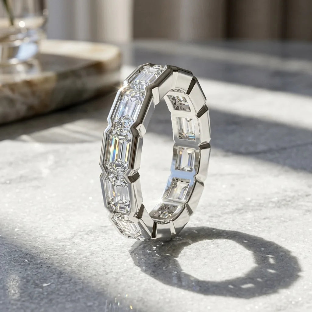 LUMINA™ Luxury Emerald Cut Moissanite Ring – 925 Sterling Silver Eternity Wedding Band טבעת יוקרה מוסונייט בחיתוך אמרלד – כסף סטרלינג 925 דגם איטרניטי לחתונה